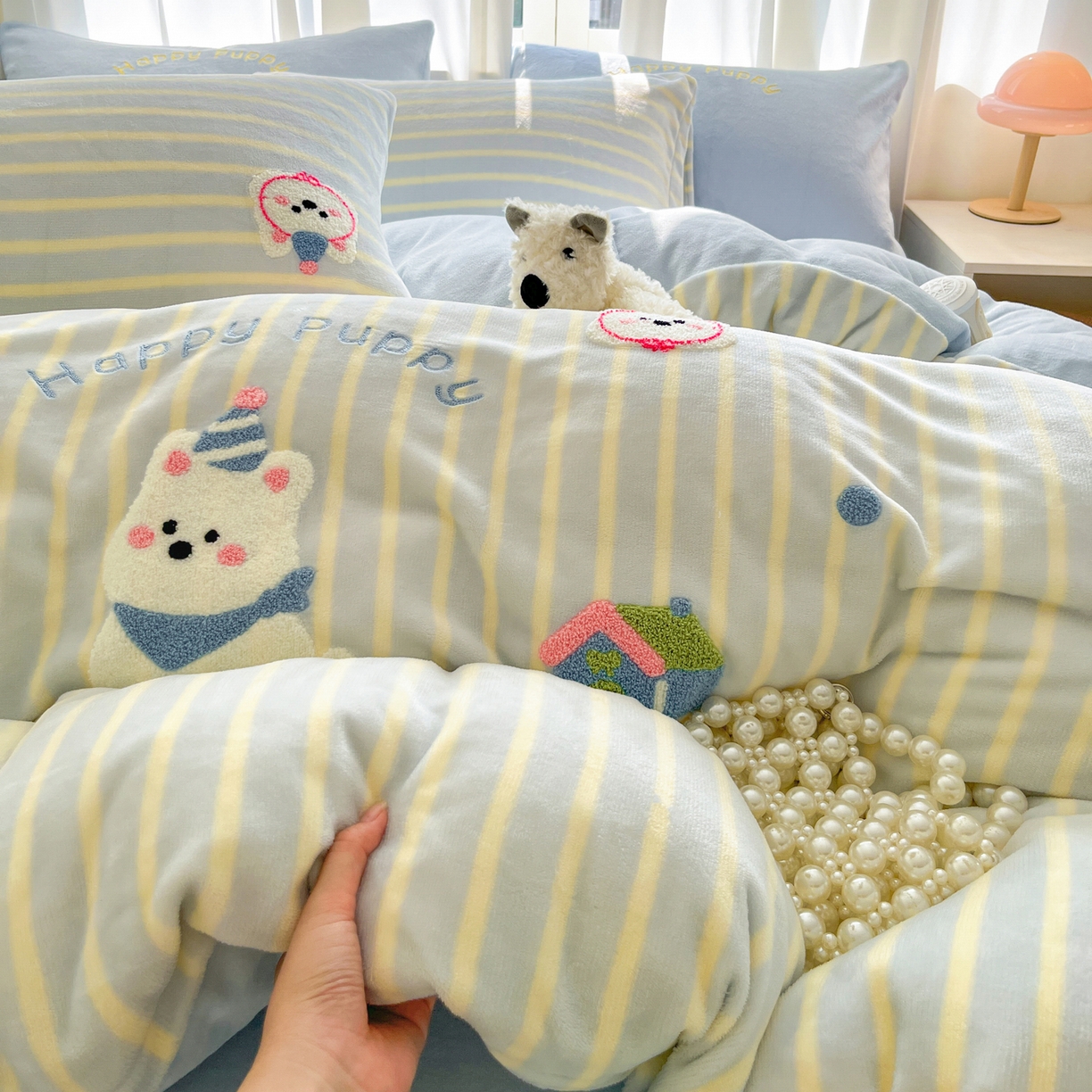 91家纺网 家纺一手货源 找家纺 如一 2025新款卡通毛巾绣系列牛奶绒四件套 竖条西高