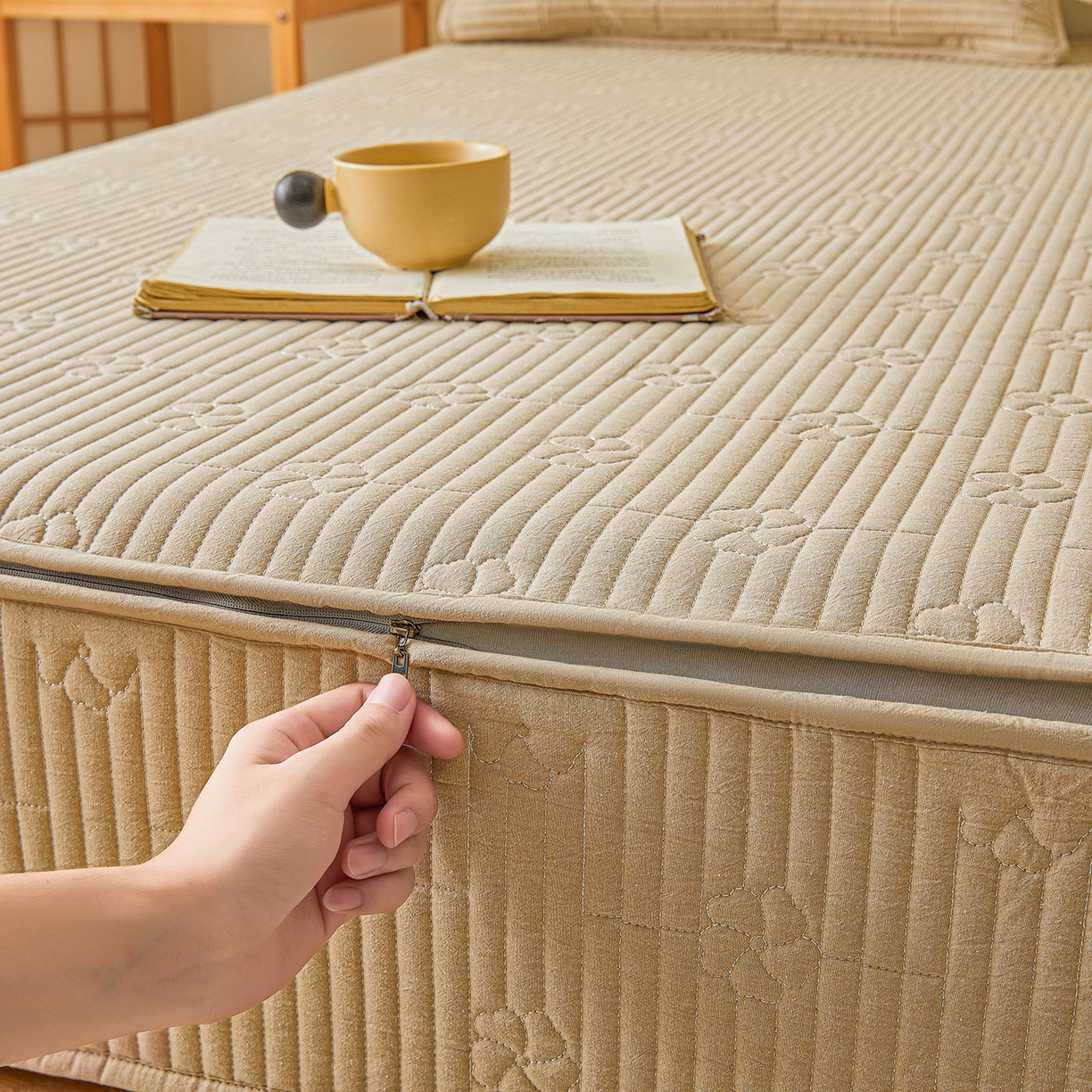 91家纺网 家纺一手货源 找家纺 伊人坊 2025新款全棉水洗棉六面全包床笠床垫保护套拉链床笠 小幸运-卡其