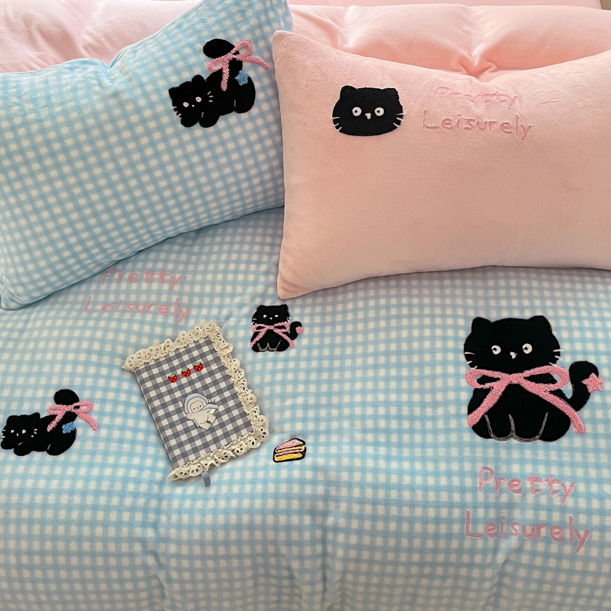 91家纺网 家纺一手货源 找家纺 如一 2025新款卡通毛巾绣系列牛奶绒四件套 蓝格黑猫