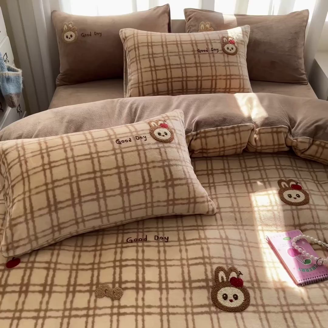 91家纺网 家纺一手货源 找家纺 如一 2025新款卡通毛巾绣系列牛奶绒四件套 苹果拉布