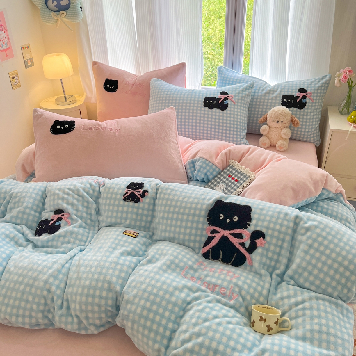 91家纺网 家纺一手货源 找家纺 如一 2025新款卡通毛巾绣系列牛奶绒四件套 蓝格黑猫