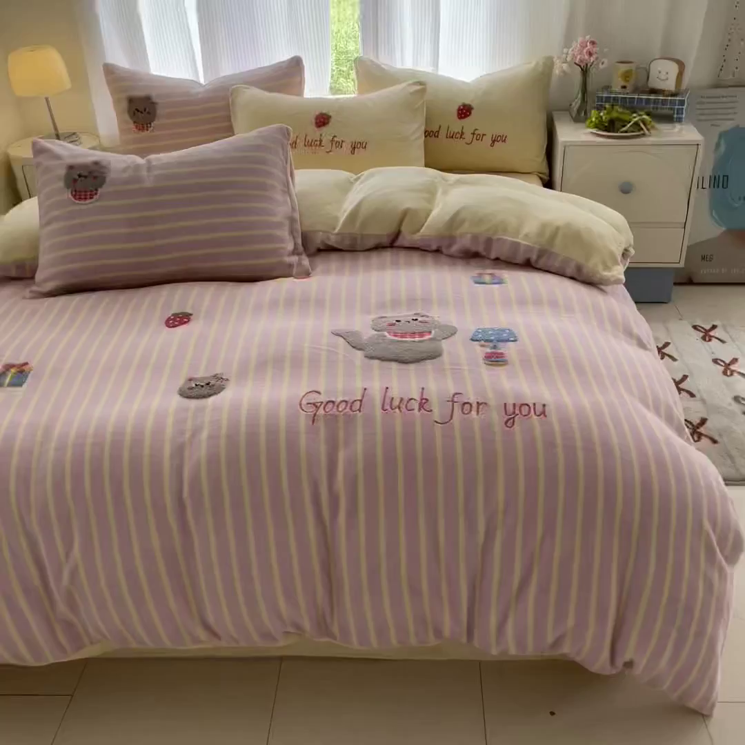 91家纺网 家纺一手货源 找家纺 如一 2025新款卡通毛巾绣系列牛奶绒四件套 草莓灰猫