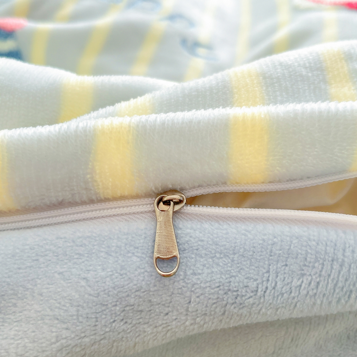 91家纺网 家纺一手货源 找家纺 如一 2025新款卡通毛巾绣系列牛奶绒四件套 竖条西高