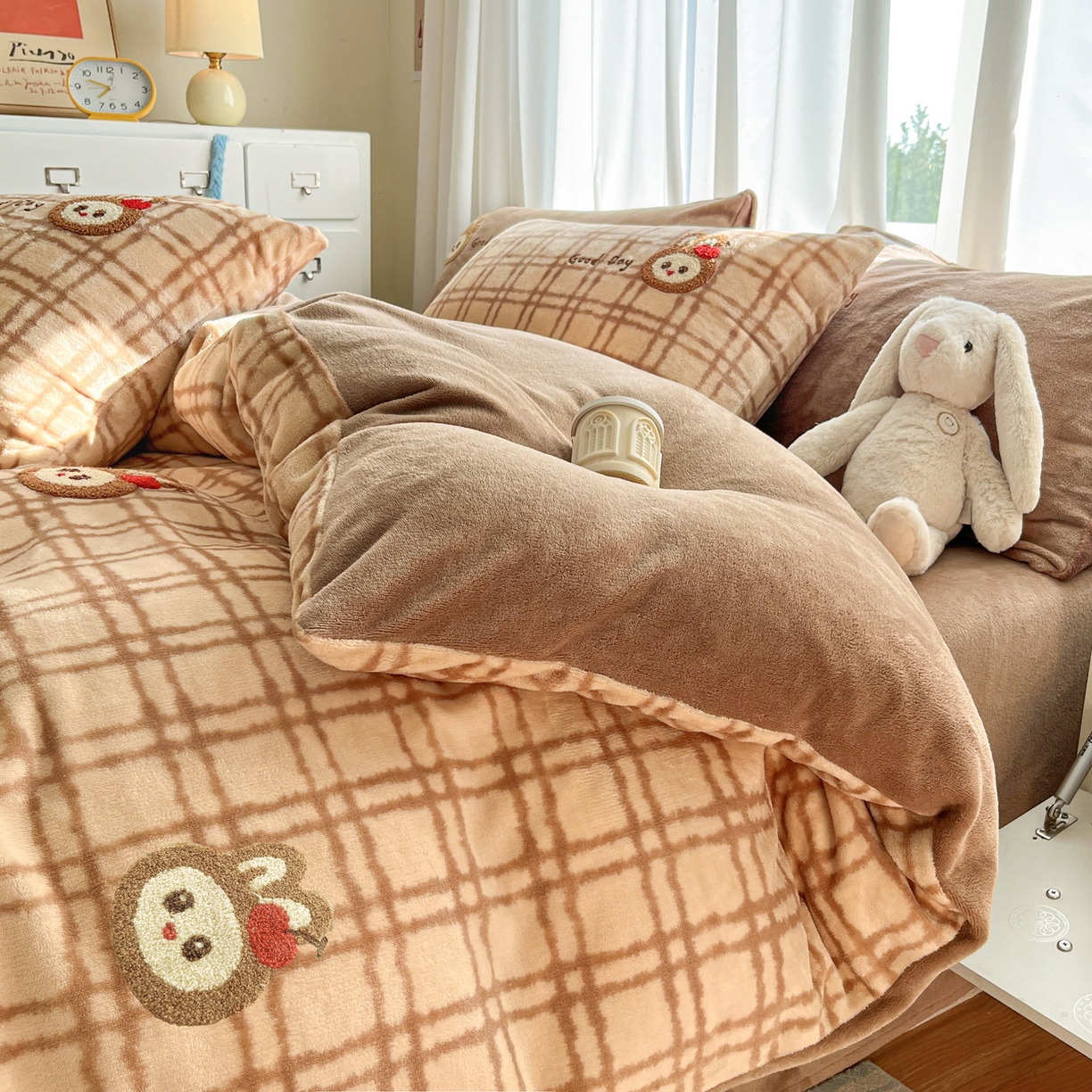 91家纺网 家纺一手货源 找家纺 如一 2025新款卡通毛巾绣系列牛奶绒四件套 苹果拉布