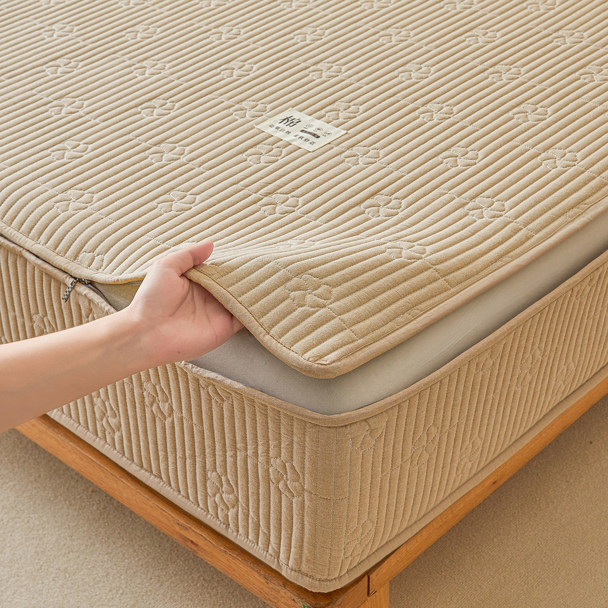 91家纺网 家纺一手货源 找家纺 伊人坊 2025新款全棉水洗棉六面全包床笠床垫保护套拉链床笠 小幸运-卡其