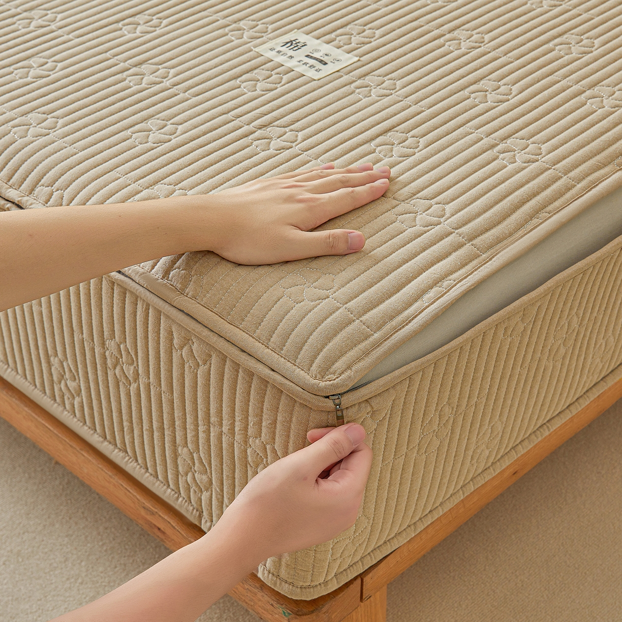 91家纺网 家纺一手货源 找家纺 伊人坊 2025新款全棉水洗棉六面全包床笠床垫保护套拉链床笠 小幸运-卡其