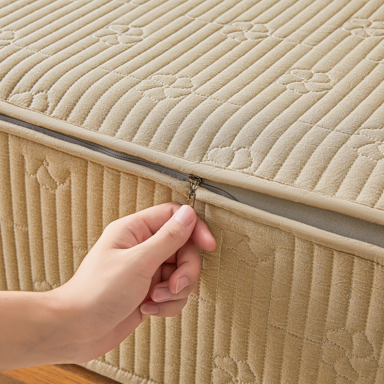 91家纺网 家纺一手货源 找家纺 伊人坊 2025新款全棉水洗棉六面全包床笠床垫保护套拉链床笠 小幸运-卡其