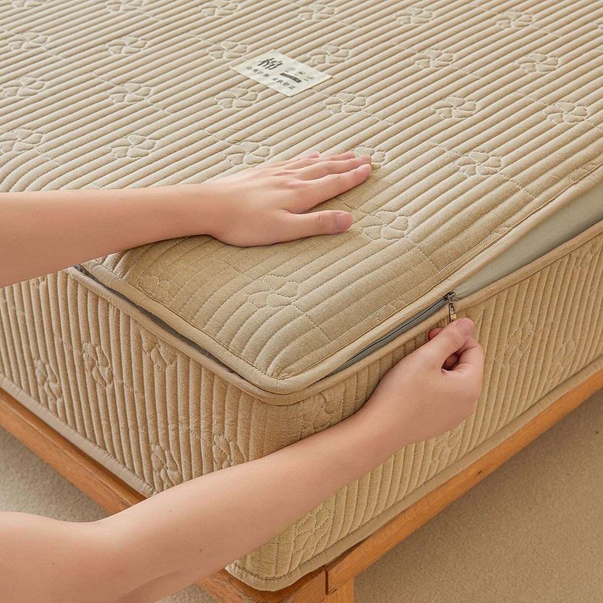 91家纺网 家纺一手货源 找家纺 伊人坊 2025新款全棉水洗棉六面全包床笠床垫保护套拉链床笠 小幸运-卡其