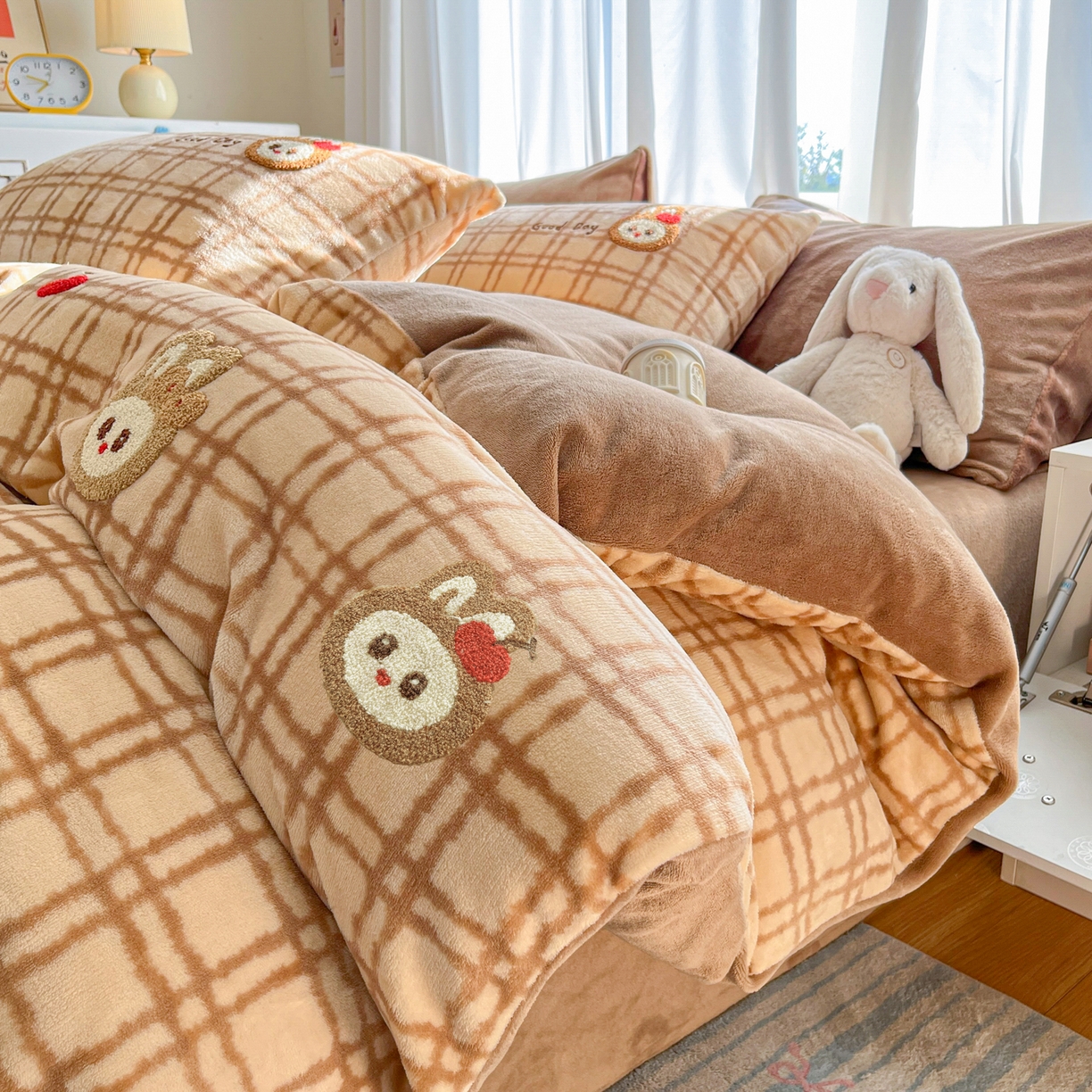 91家纺网 家纺一手货源 找家纺 如一 2025新款卡通毛巾绣系列牛奶绒四件套 苹果拉布