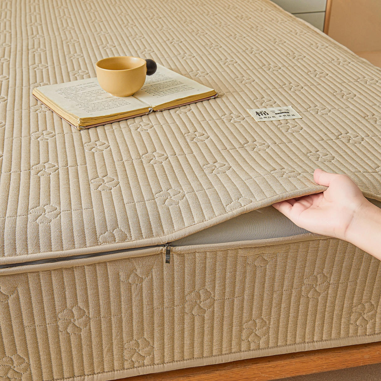 91家纺网 家纺一手货源 找家纺 伊人坊 2025新款全棉水洗棉六面全包床笠床垫保护套拉链床笠 小幸运-卡其