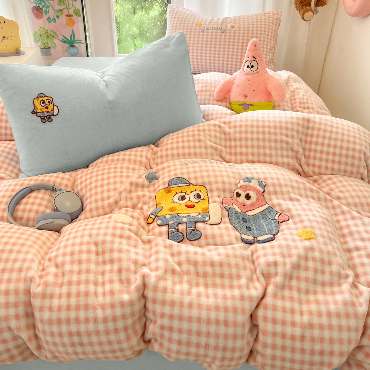 91家纺网 家纺一手货源 找家纺 如一 2025新款卡通毛巾绣系列牛奶绒四件套 海绵宝宝