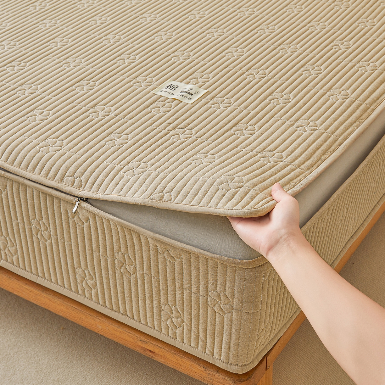 91家纺网 家纺一手货源 找家纺 伊人坊 2025新款全棉水洗棉六面全包床笠床垫保护套拉链床笠 小幸运-卡其