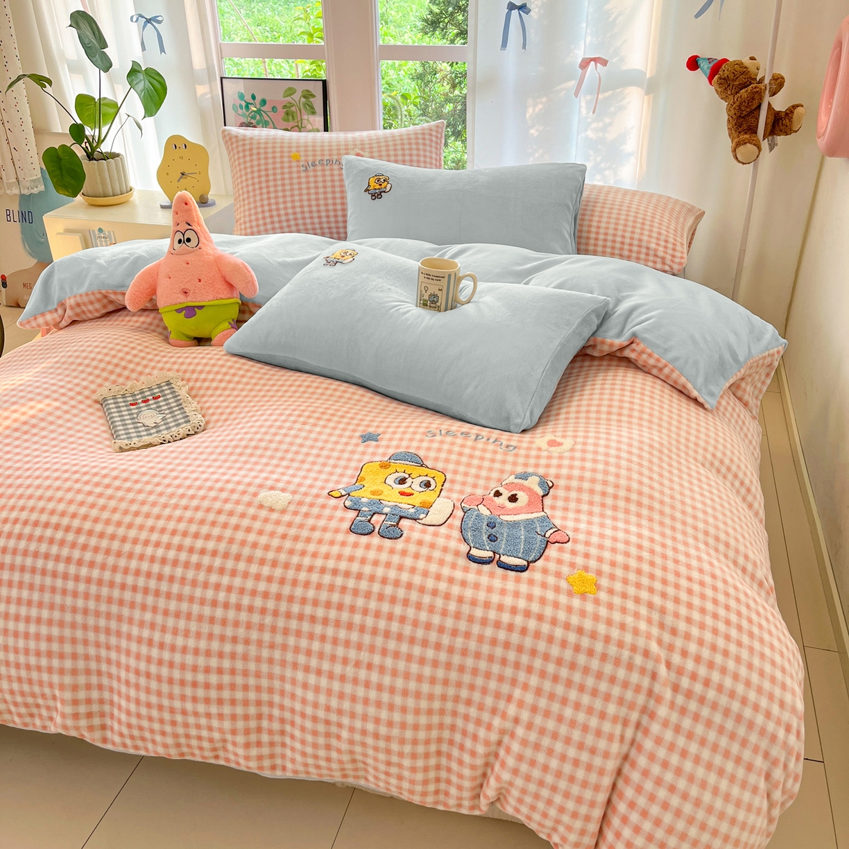 91家纺网 家纺一手货源 找家纺 如一 2025新款卡通毛巾绣系列牛奶绒四件套 海绵宝宝