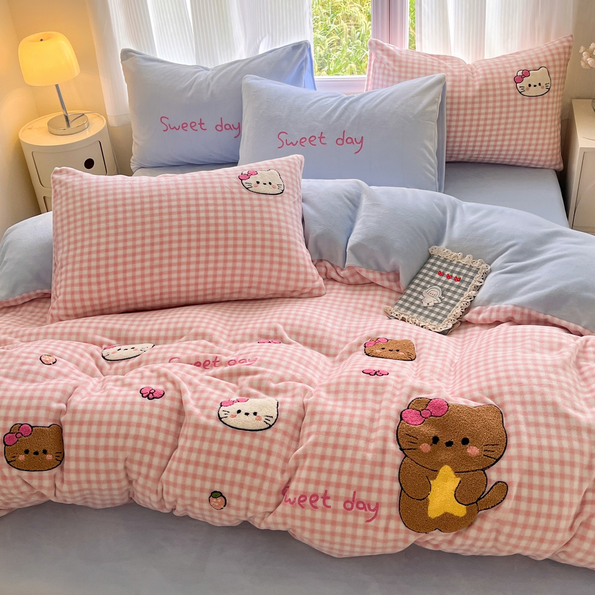 91家纺网 家纺一手货源 找家纺 如一 2025新款卡通毛巾绣系列牛奶绒四件套 粉格小猫