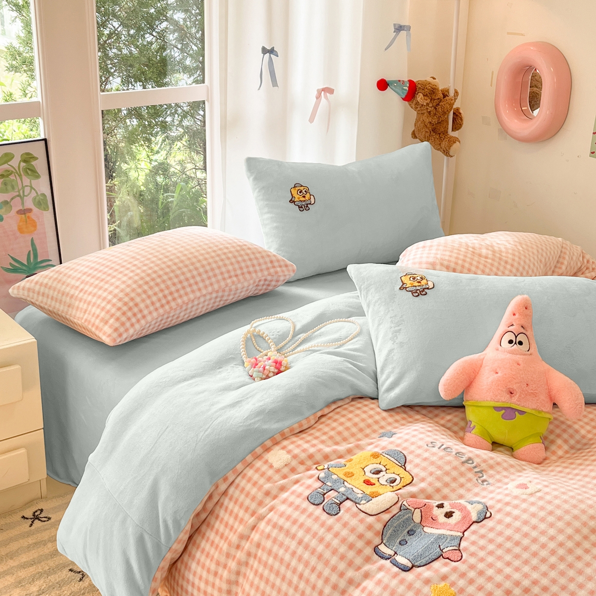 91家纺网 家纺一手货源 找家纺 如一 2025新款卡通毛巾绣系列牛奶绒四件套 海绵宝宝