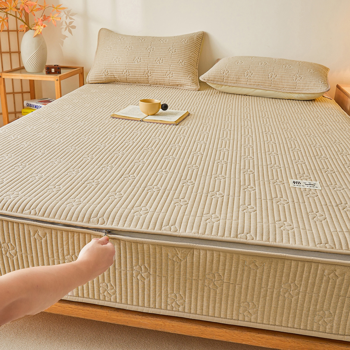 91家纺网 家纺一手货源 找家纺 伊人坊 2025新款全棉水洗棉六面全包床笠床垫保护套拉链床笠 小幸运-卡其