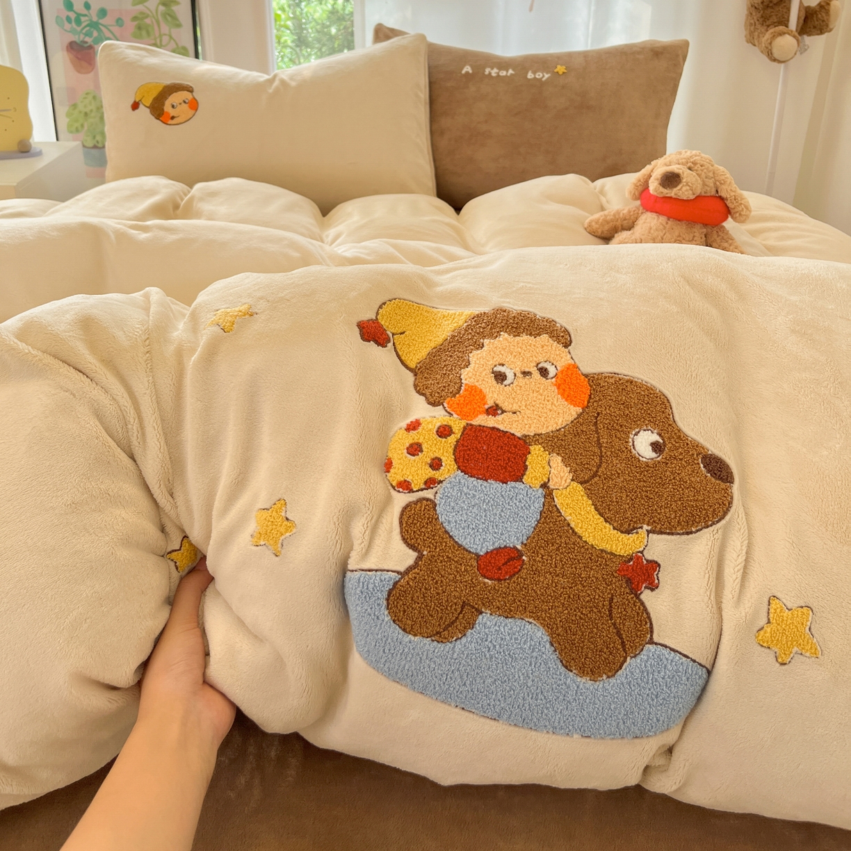 91家纺网 家纺一手货源 找家纺 如一 2025新款卡通毛巾绣系列牛奶绒四件套 星星木马