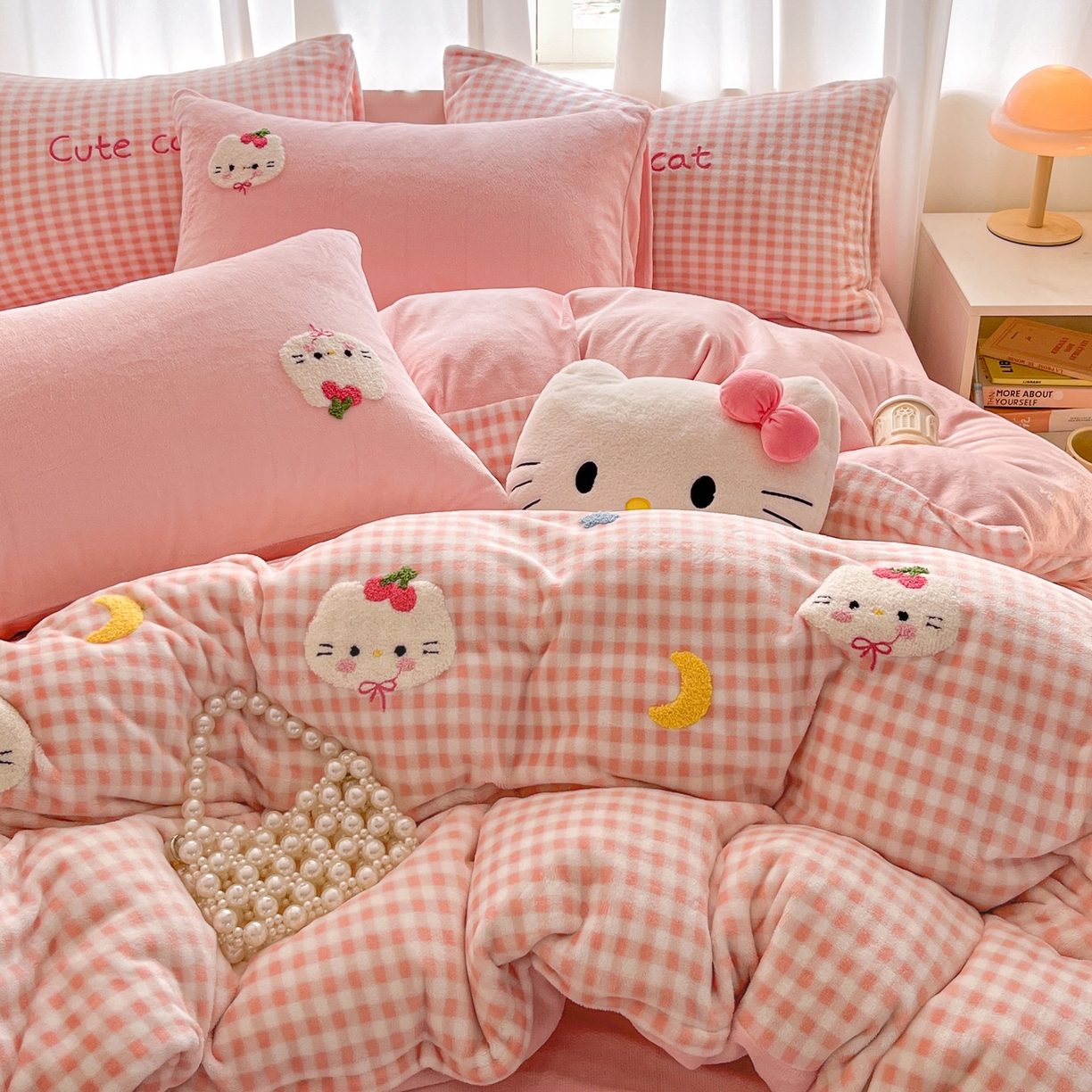 91家纺网 家纺一手货源 找家纺 如一 2025新款卡通毛巾绣系列牛奶绒四件套 星月猫咪