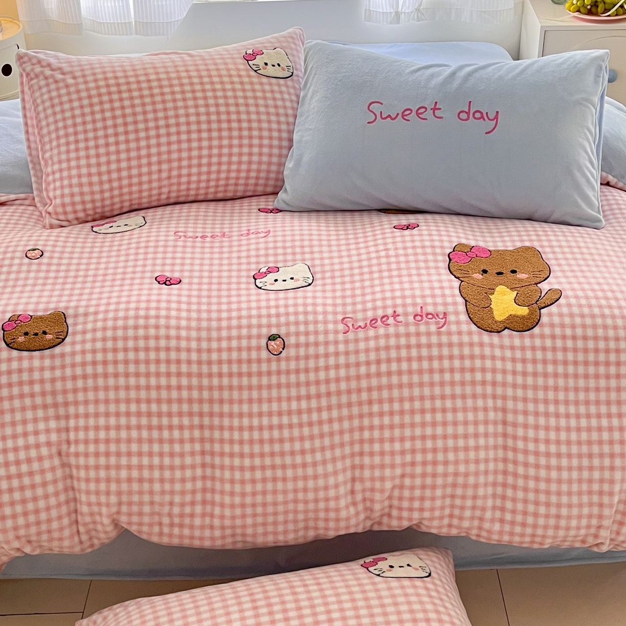 91家纺网 家纺一手货源 找家纺 如一 2025新款卡通毛巾绣系列牛奶绒四件套 粉格小猫