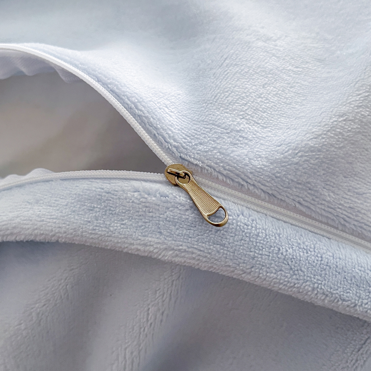 91家纺网 家纺一手货源 找家纺 如一 2025新款卡通毛巾绣系列牛奶绒四件套 粉格小猫