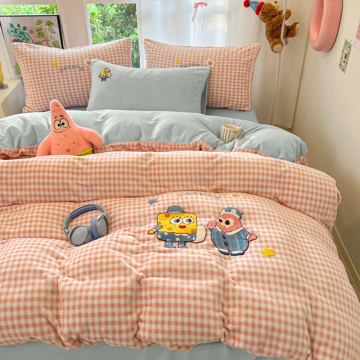 91家纺网 家纺一手货源 找家纺 如一 2025新款卡通毛巾绣系列牛奶绒四件套 海绵宝宝