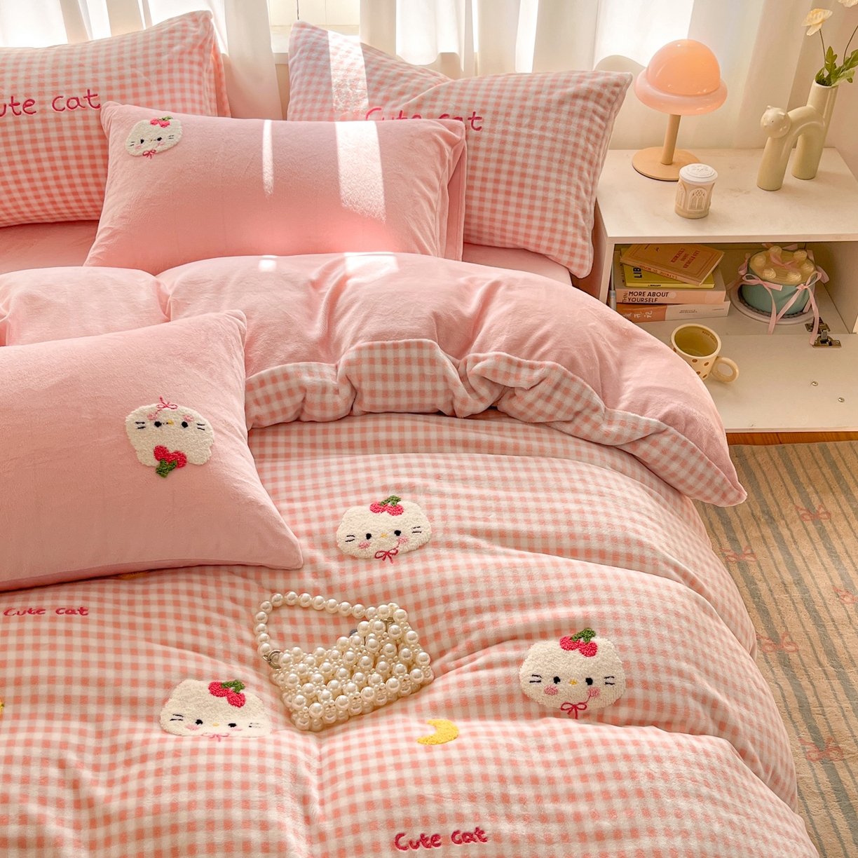 91家纺网 家纺一手货源 找家纺 如一 2025新款卡通毛巾绣系列牛奶绒四件套 星月猫咪