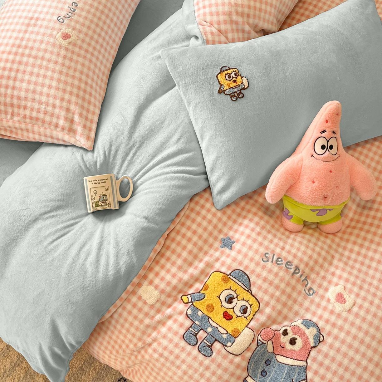 91家纺网 家纺一手货源 找家纺 如一 2025新款卡通毛巾绣系列牛奶绒四件套 海绵宝宝