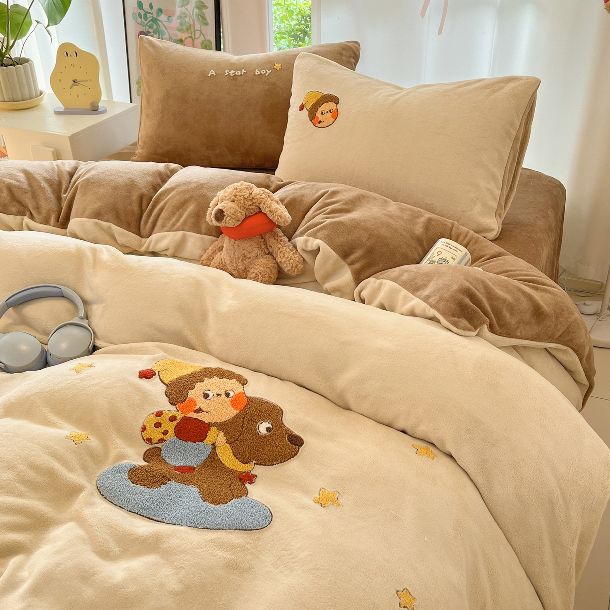 91家纺网 家纺一手货源 找家纺 如一 2025新款卡通毛巾绣系列牛奶绒四件套 星星木马