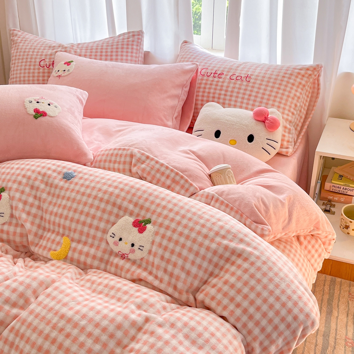 91家纺网 家纺一手货源 找家纺 如一 2025新款卡通毛巾绣系列牛奶绒四件套 星月猫咪