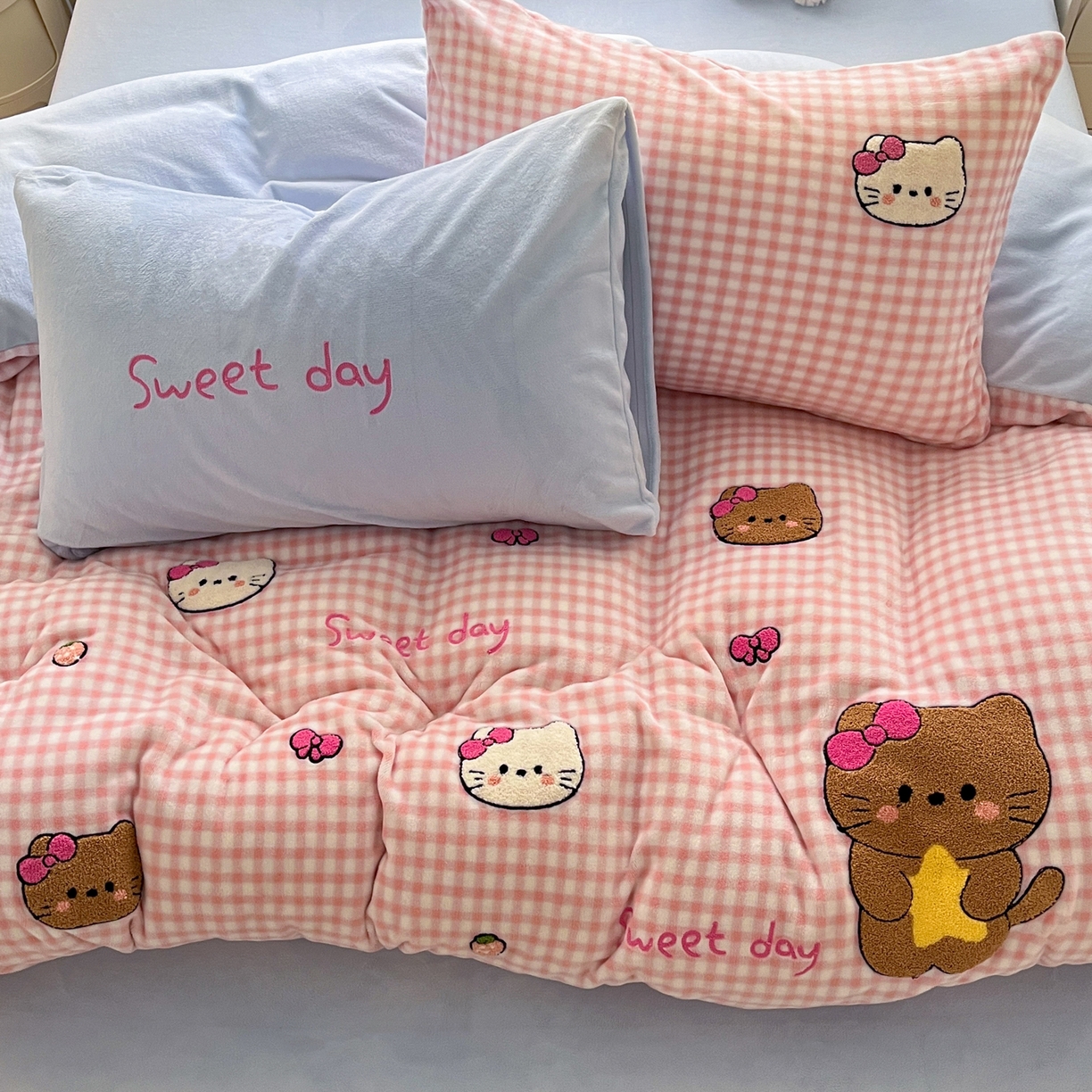 91家纺网 家纺一手货源 找家纺 如一 2025新款卡通毛巾绣系列牛奶绒四件套 粉格小猫