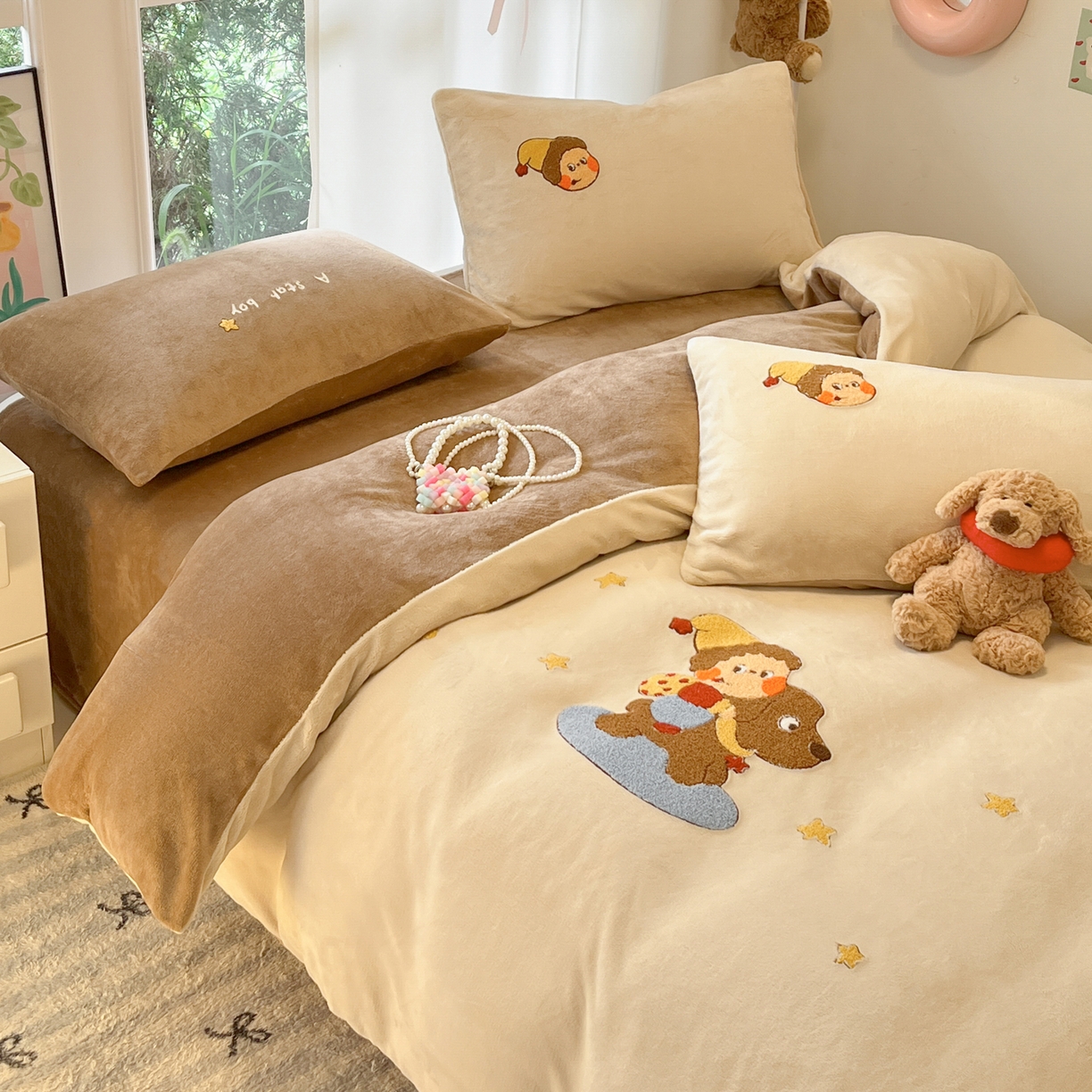 91家纺网 家纺一手货源 找家纺 如一 2025新款卡通毛巾绣系列牛奶绒四件套 星星木马