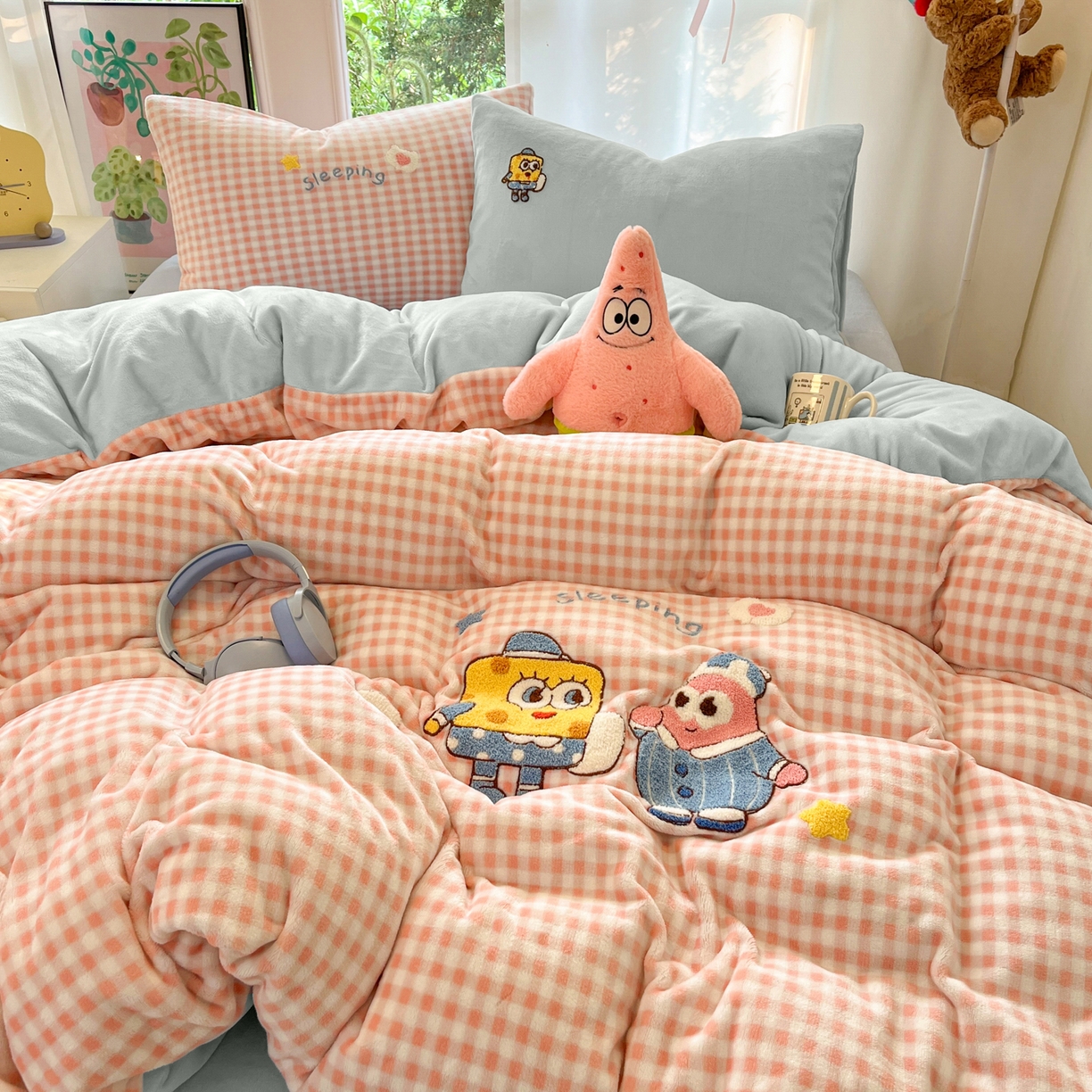 91家纺网 家纺一手货源 找家纺 如一 2025新款卡通毛巾绣系列牛奶绒四件套 海绵宝宝