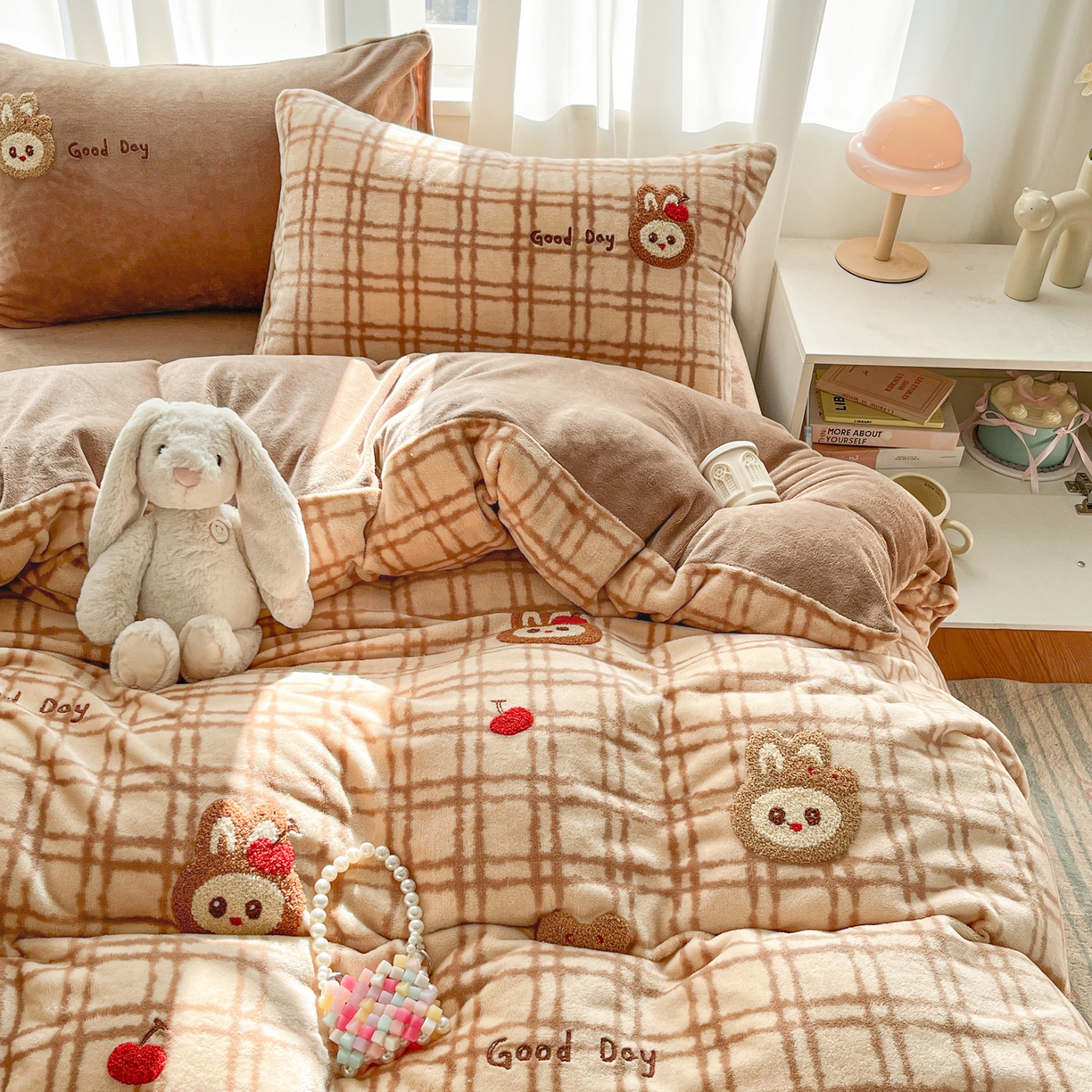 91家纺网 家纺一手货源 找家纺 如一 2025新款卡通毛巾绣系列牛奶绒四件套 苹果拉布