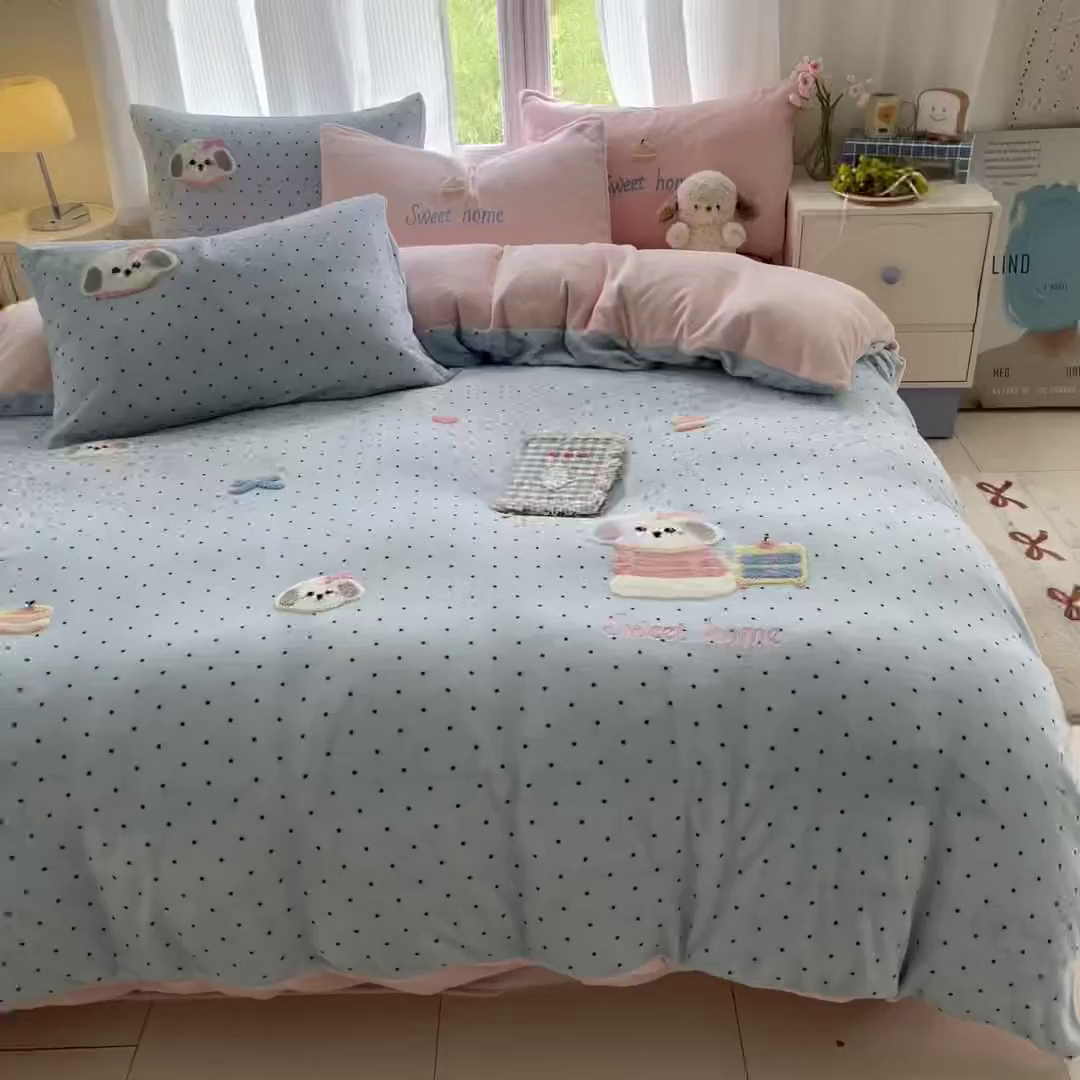 91家纺网 家纺一手货源 找家纺 如一 2025新款卡通毛巾绣系列牛奶绒四件套 蛋糕小狗