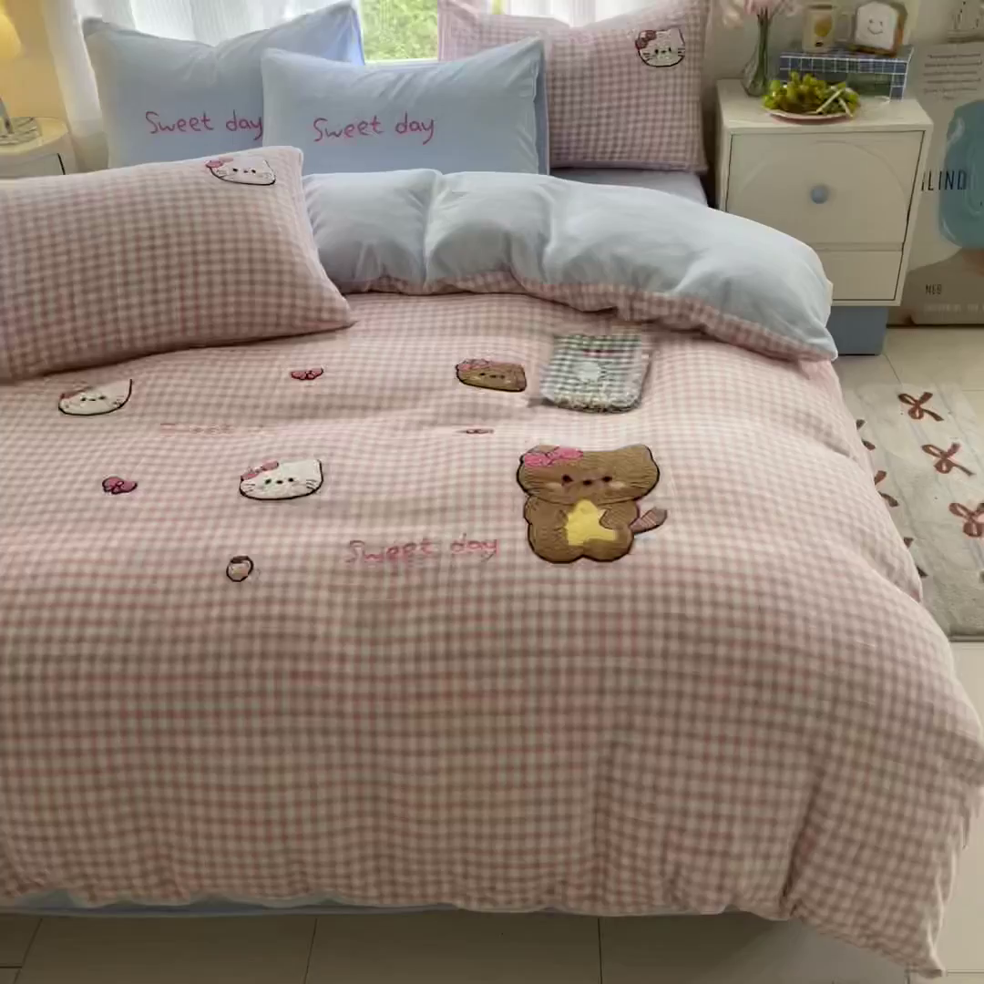 91家纺网 家纺一手货源 找家纺 如一 2025新款卡通毛巾绣系列牛奶绒四件套 粉格小猫