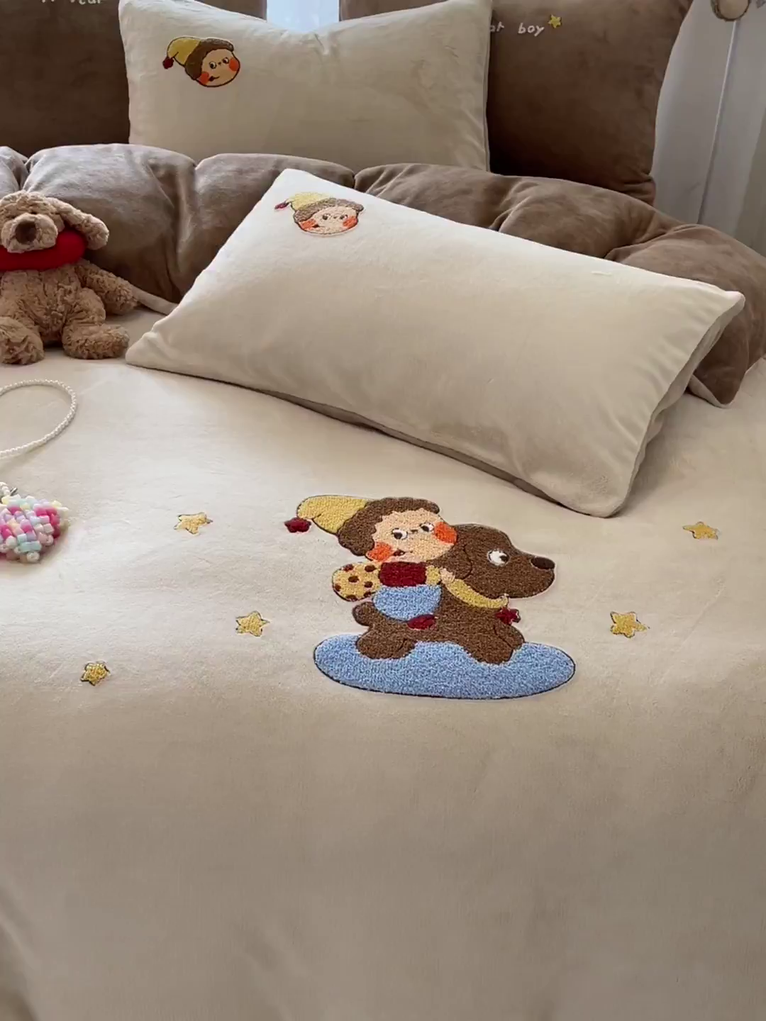 91家纺网 家纺一手货源 找家纺 如一 2025新款卡通毛巾绣系列牛奶绒四件套 星星木马