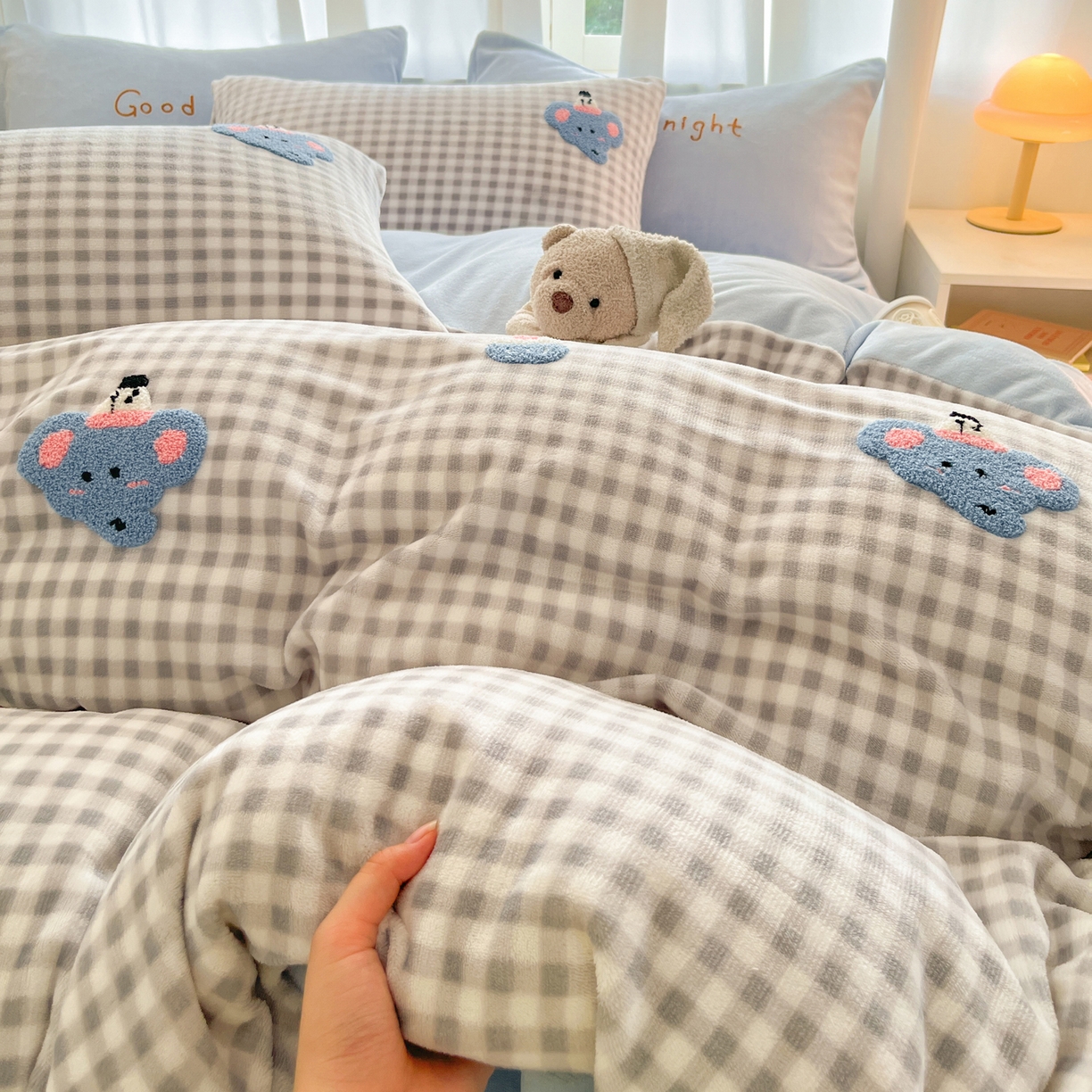 91家纺网 家纺一手货源 找家纺 如一 2025新款卡通毛巾绣系列牛奶绒四件套 晚安小象