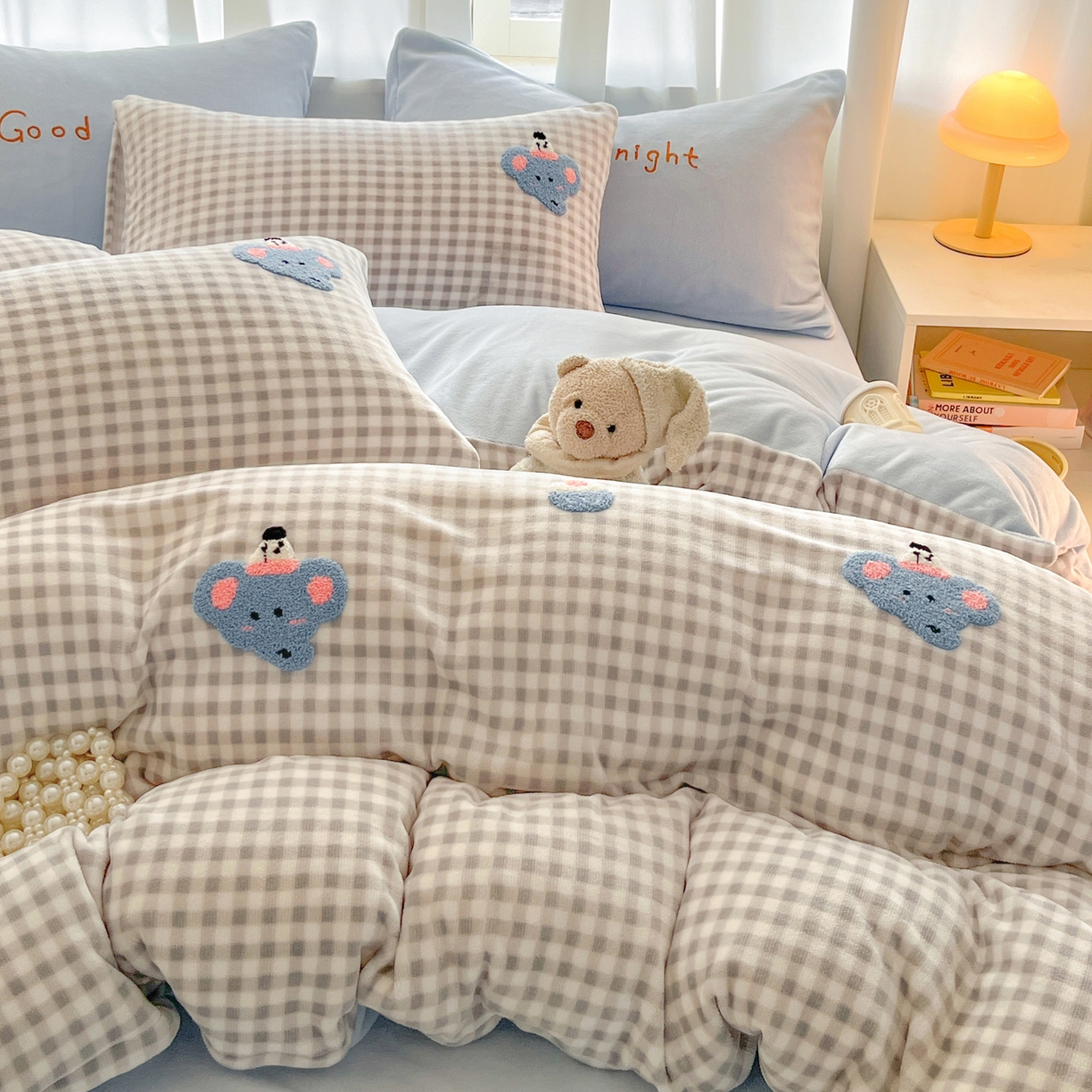 91家纺网 家纺一手货源 找家纺 如一 2025新款卡通毛巾绣系列牛奶绒四件套 晚安小象