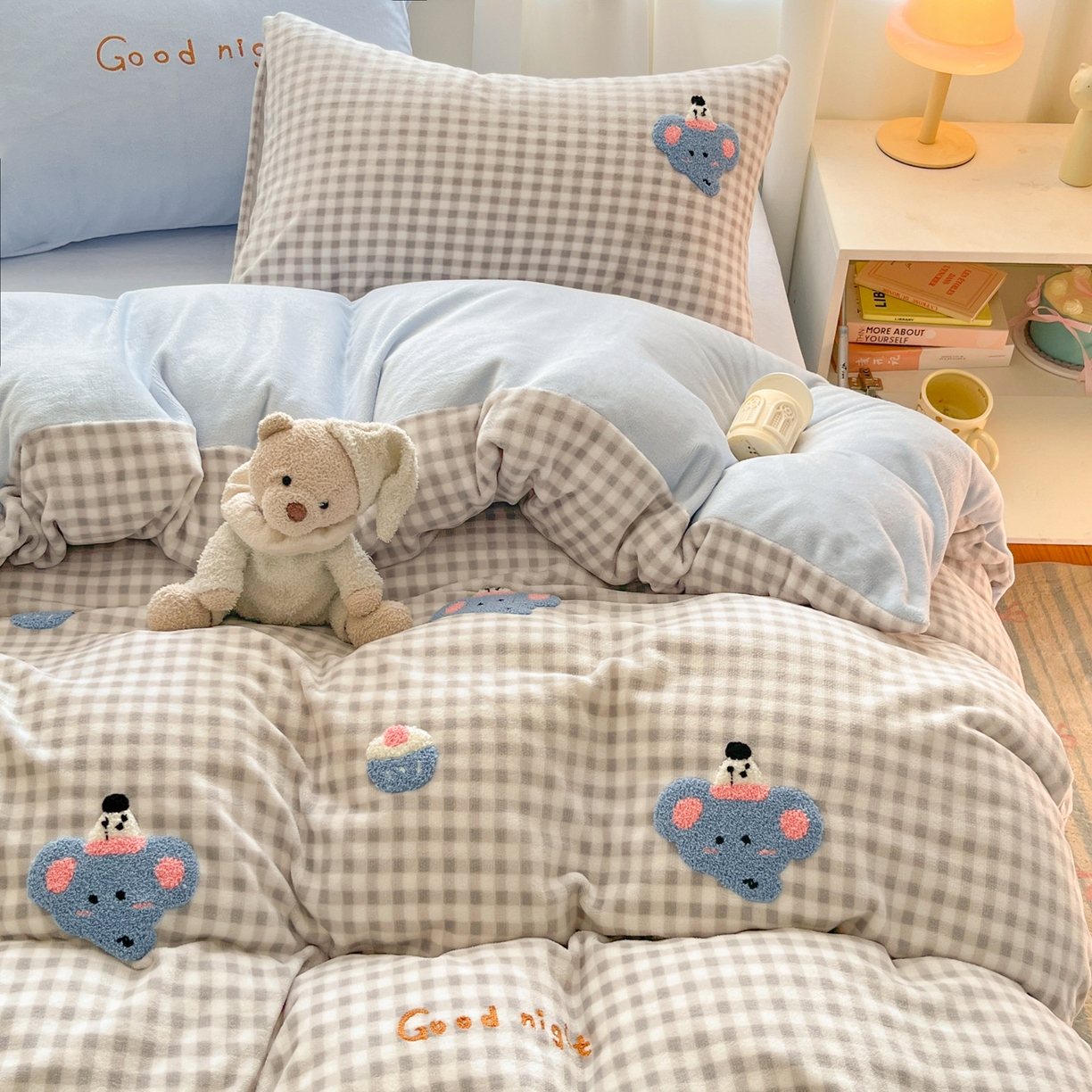 91家纺网 家纺一手货源 找家纺 如一 2025新款卡通毛巾绣系列牛奶绒四件套 晚安小象