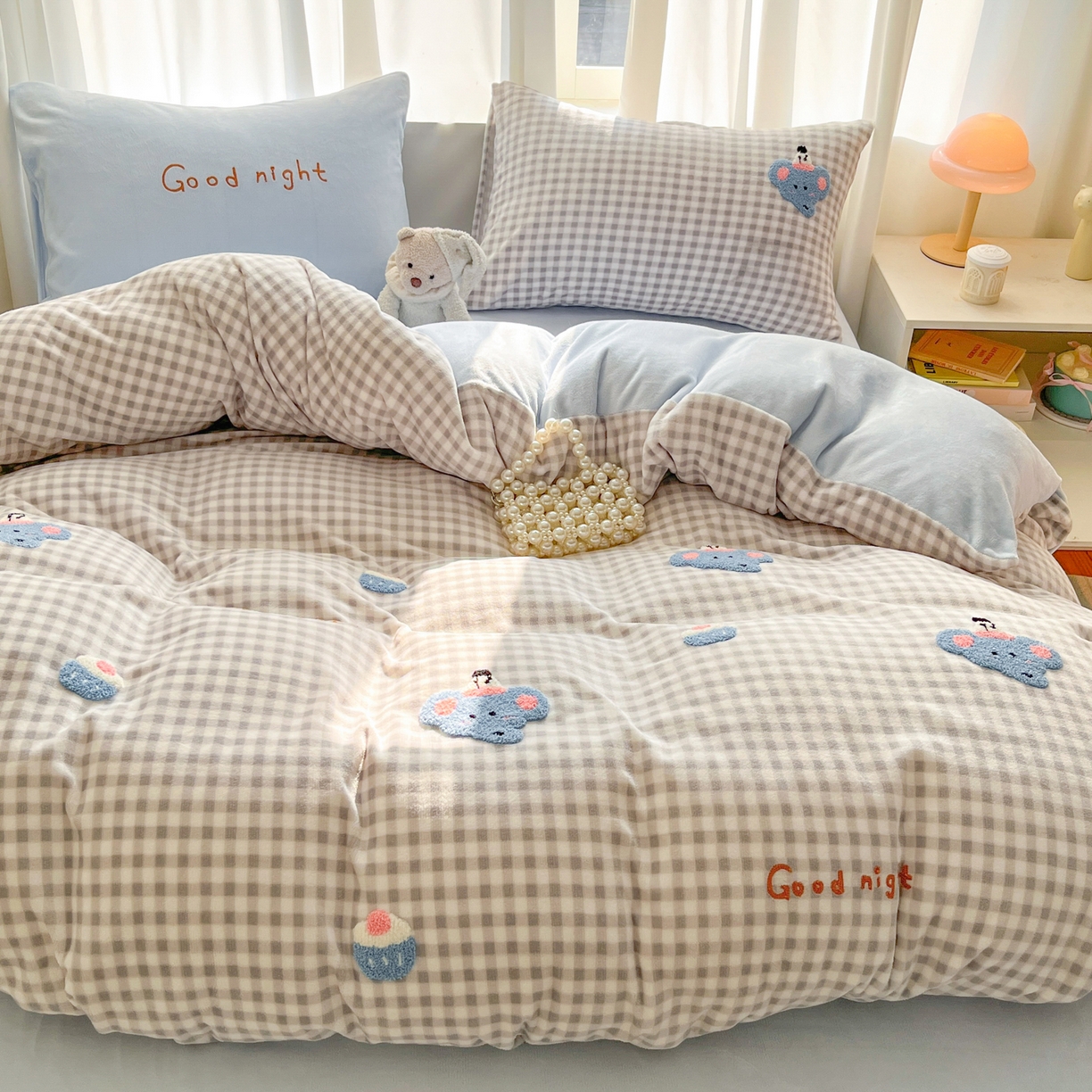 91家纺网 家纺一手货源 找家纺 如一 2025新款卡通毛巾绣系列牛奶绒四件套 晚安小象