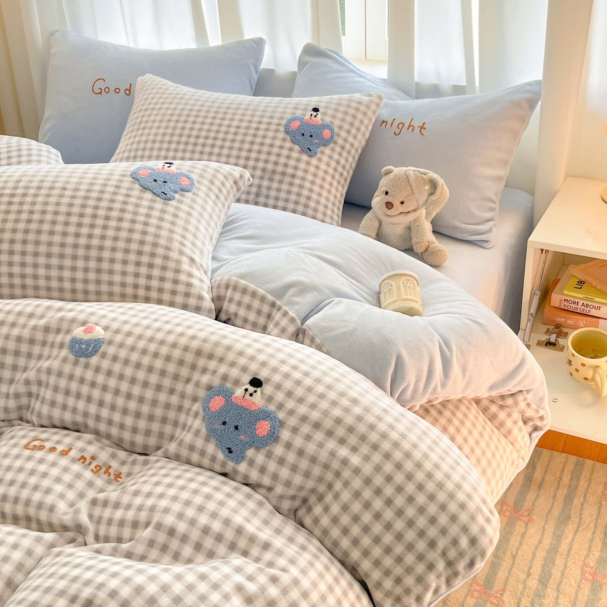 91家纺网 家纺一手货源 找家纺 如一 2025新款卡通毛巾绣系列牛奶绒四件套 晚安小象