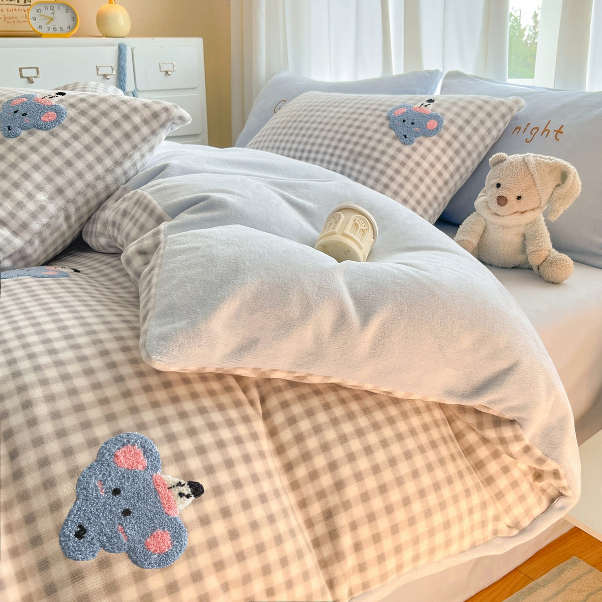 91家纺网 家纺一手货源 找家纺 如一 2025新款卡通毛巾绣系列牛奶绒四件套 晚安小象