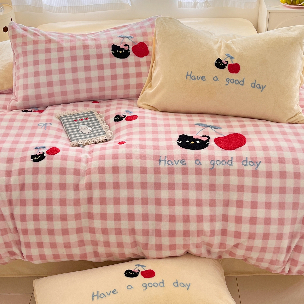 91家纺网 家纺一手货源 找家纺 如一 2025新款卡通毛巾绣系列牛奶绒四件套 樱桃黑猫