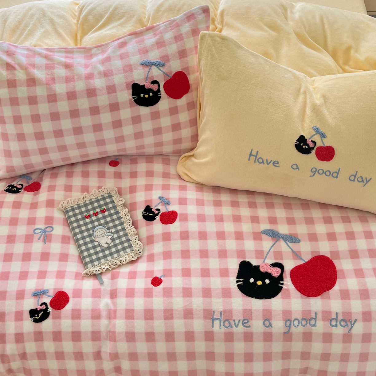 91家纺网 家纺一手货源 找家纺 如一 2025新款卡通毛巾绣系列牛奶绒四件套 樱桃黑猫