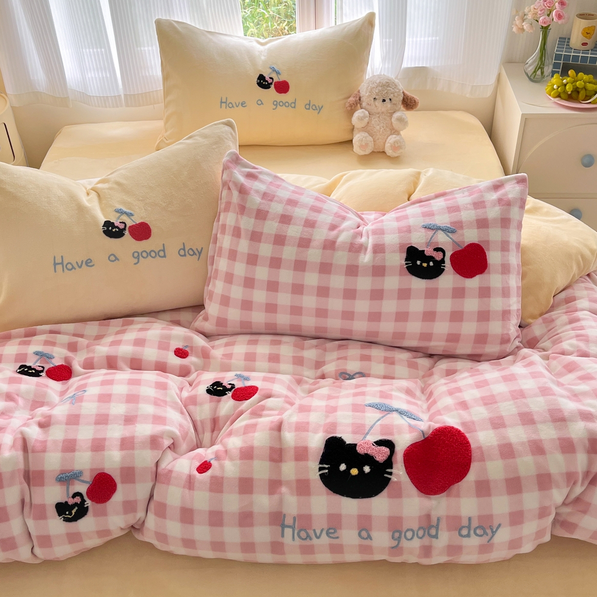 91家纺网 家纺一手货源 找家纺 如一 2025新款卡通毛巾绣系列牛奶绒四件套 樱桃黑猫