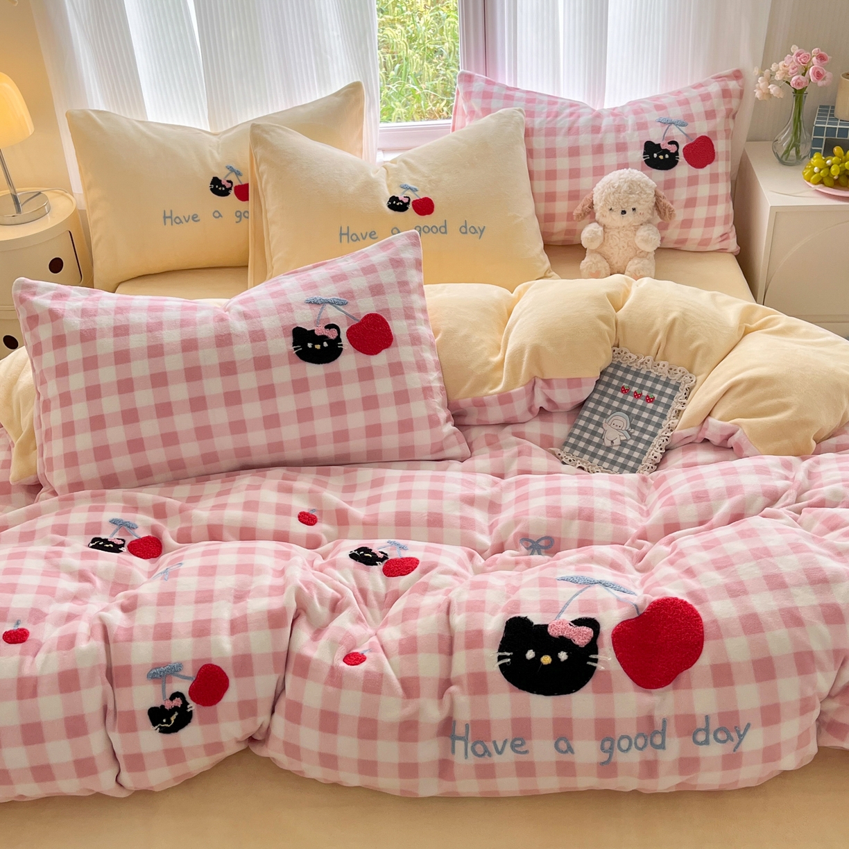 91家纺网 家纺一手货源 找家纺 如一 2025新款卡通毛巾绣系列牛奶绒四件套 樱桃黑猫