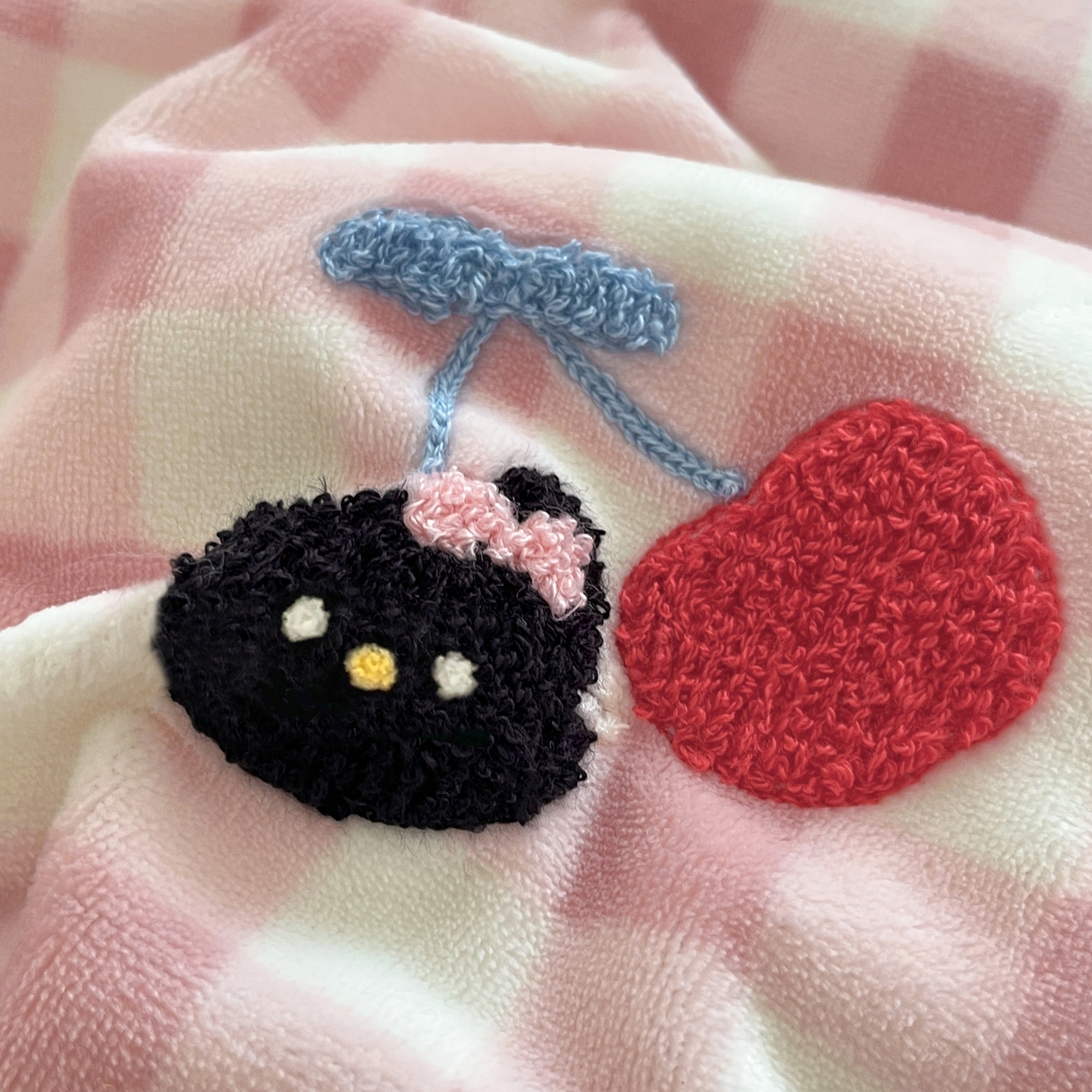 91家纺网 家纺一手货源 找家纺 如一 2025新款卡通毛巾绣系列牛奶绒四件套 樱桃黑猫