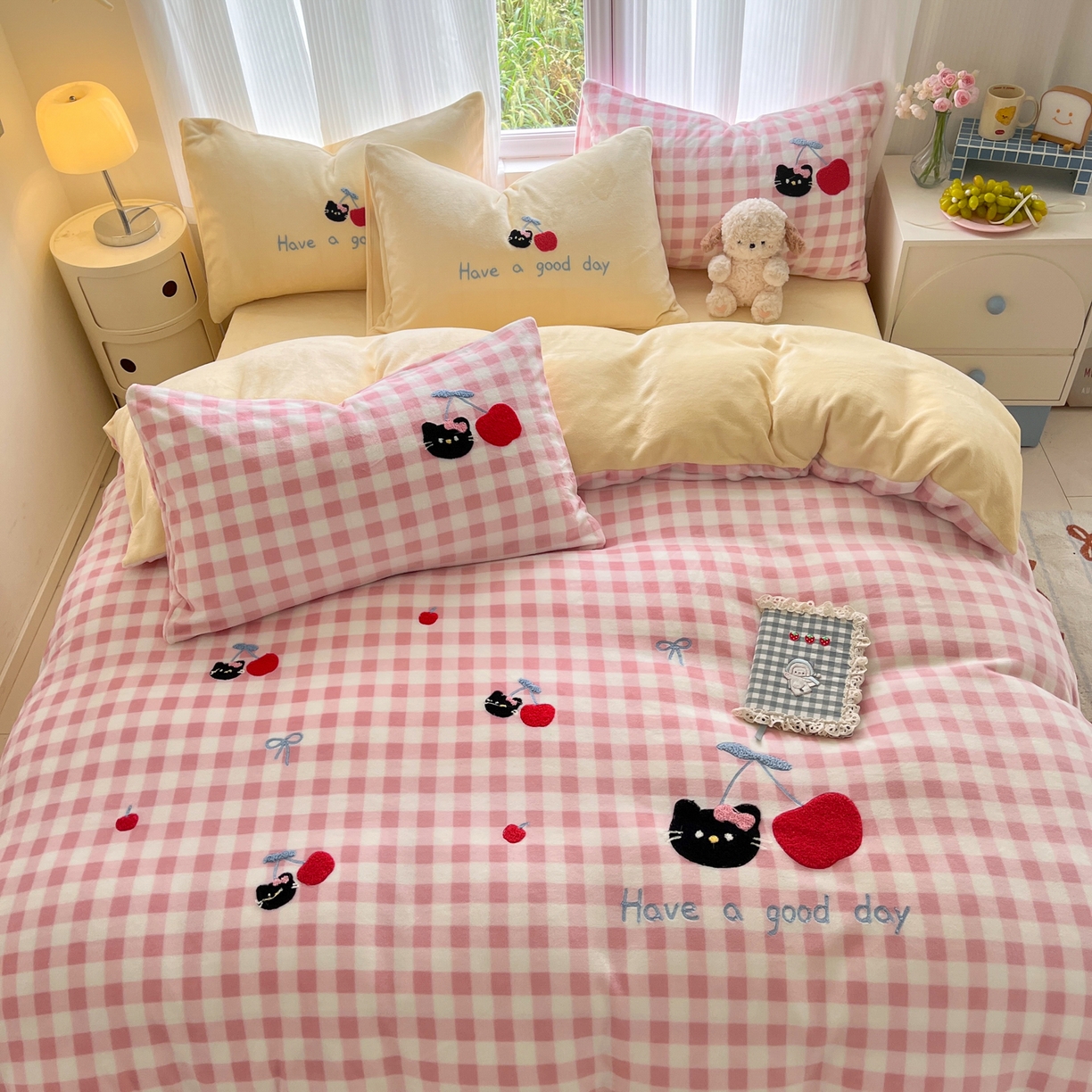 91家纺网 家纺一手货源 找家纺 如一 2025新款卡通毛巾绣系列牛奶绒四件套 樱桃黑猫