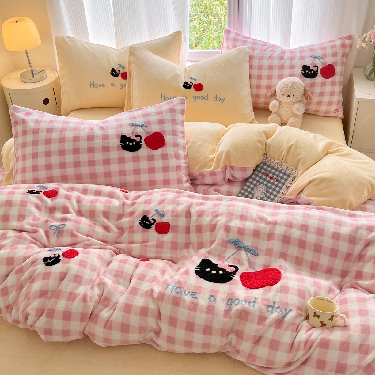 91家纺网 家纺一手货源 找家纺 如一 2025新款卡通毛巾绣系列牛奶绒四件套 樱桃黑猫