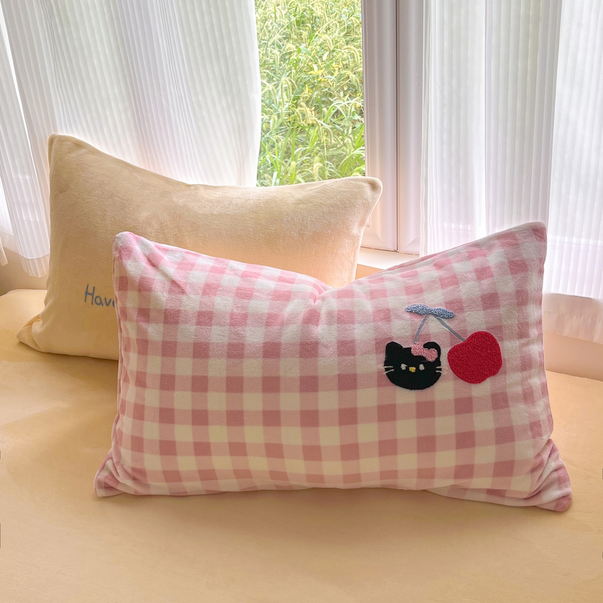 91家纺网 家纺一手货源 找家纺 如一 2025新款卡通毛巾绣系列牛奶绒四件套 樱桃黑猫